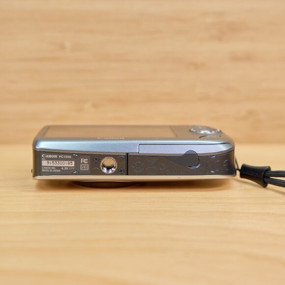 Canon PowerShot SD960IS 12.1 MP Digital Camera, 4X Optical Zoom, Made in Japan - Picture 8 of 9